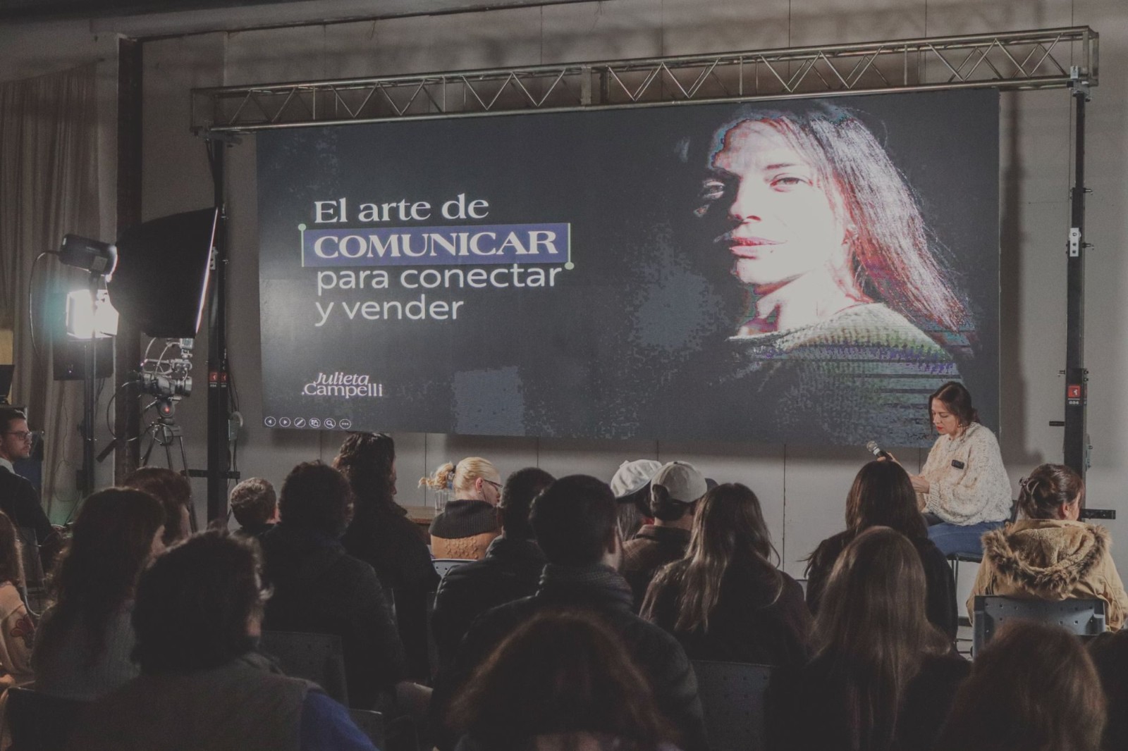 Julieta en el escenario durante su charla El arte de comunicar para conectar y vender