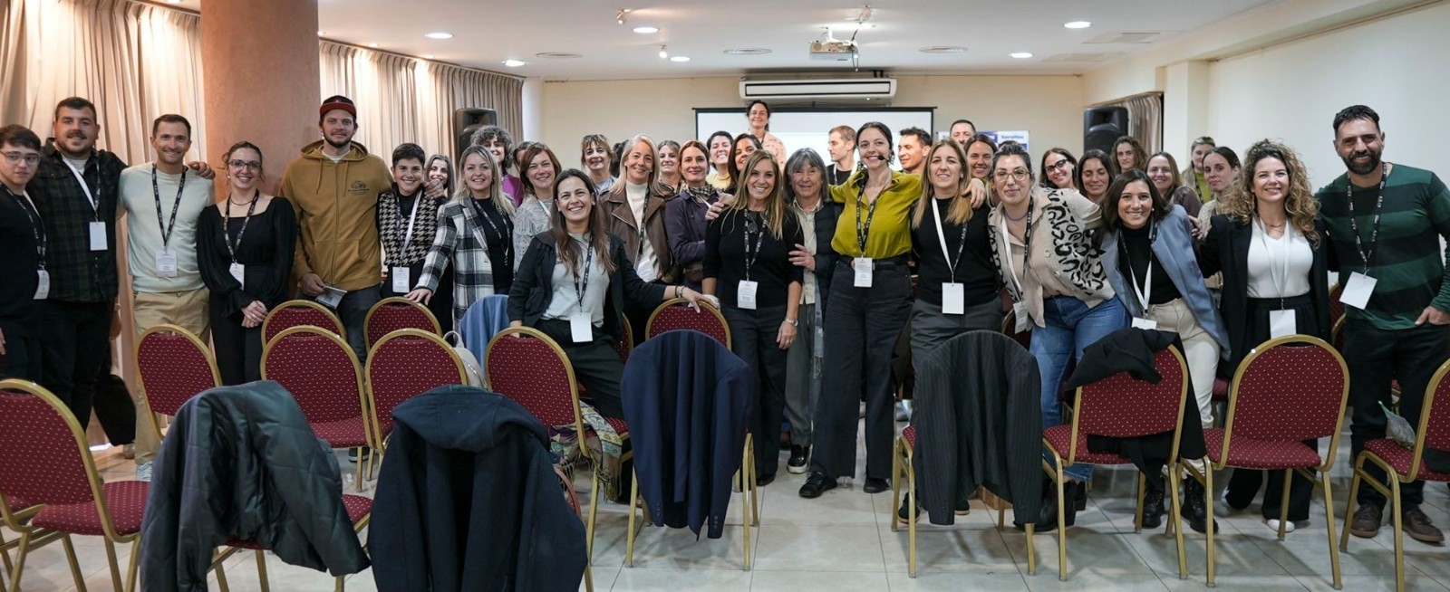 Julieta junto a las asistentes al final de un evento