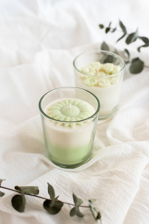 Curso de velas en recipientes y decoraciones (grabado)