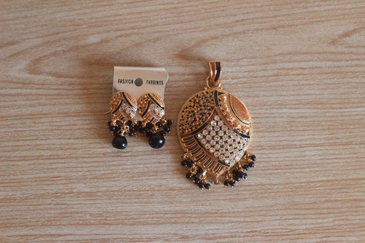 Conjunto de aros y colgante 