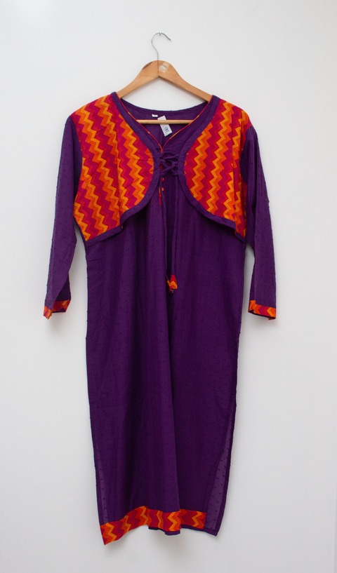 Kurta violeta con cacheta incluida en colores naranjas
