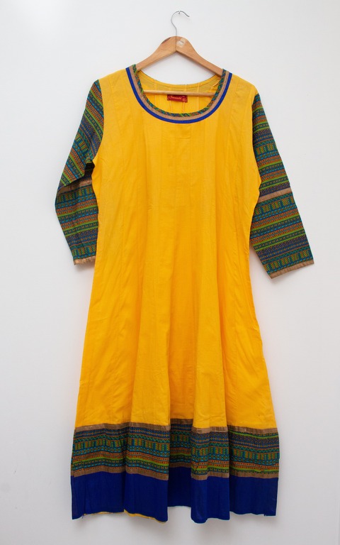 Vestido Amarillo mangas con decoración color