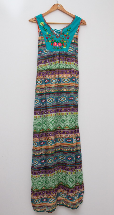 Vestido sin mangas pechera bordada