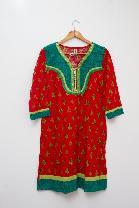 Vestido tipo kurta Rojo con pechera dorada