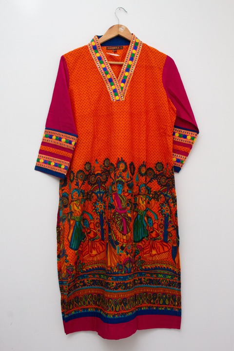 Vestido naranja con mangas fucsias y pechera bordada