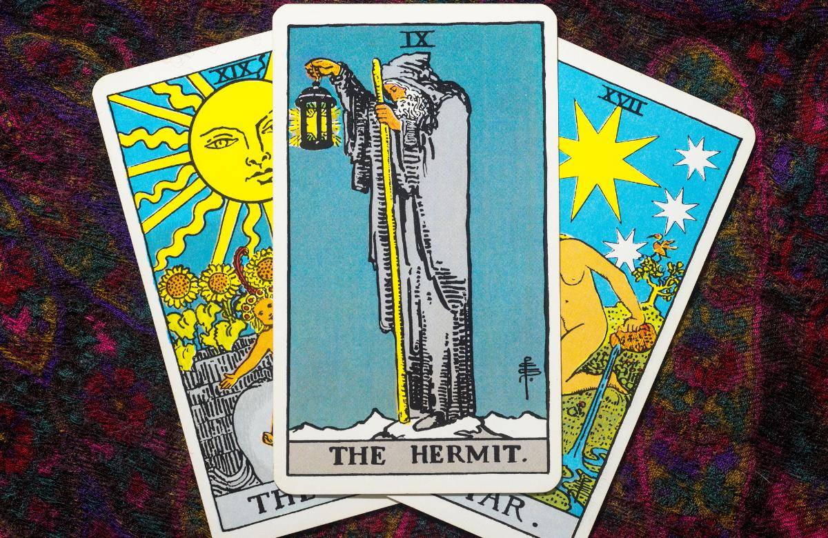 El Ermitaño en el Tarot: lo que esta carta realmente te está pidiendo