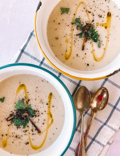 Exquisita sopa crema de cebolla