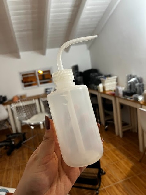 Botella pico curvo para pestañas