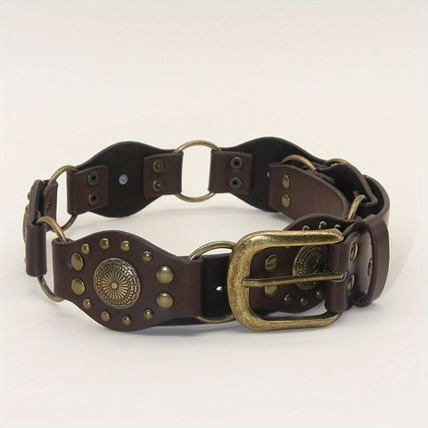 Cinto marrón con tachas con óvalo 