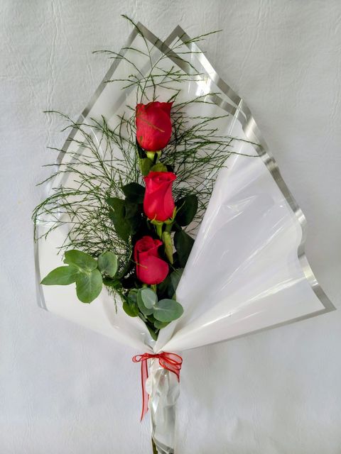 Ramo de 3 rosas rojas  importadas ( Consultar por otros colores )