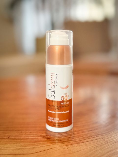 Protector solar facial FPS 50+ UVB/UVA con color