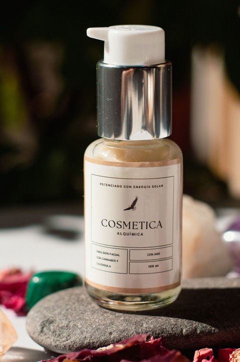 Emulsión facial con cannabis y caléndula