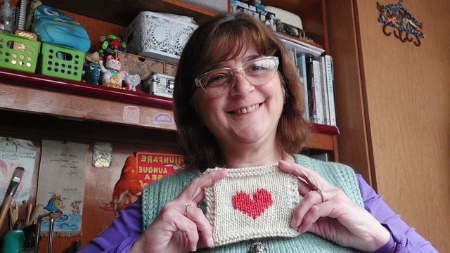 Bordado en punto falso jacquard (en base a la técnica del remallado)