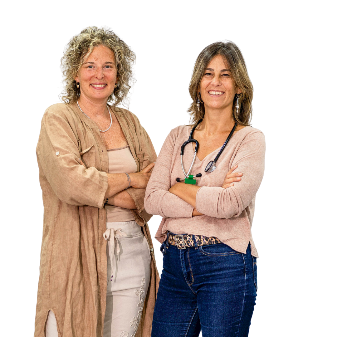 Dos mujeres profesionales sonriendo, una con estetoscopio, representando encuentros de salud.