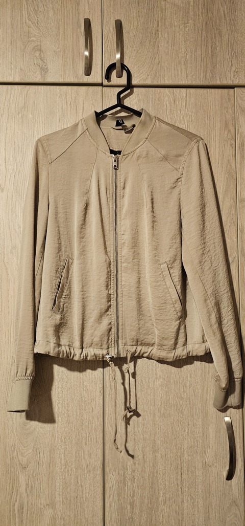 Nombre: Casaca tipo bomber beige H&M Divided - Talla S