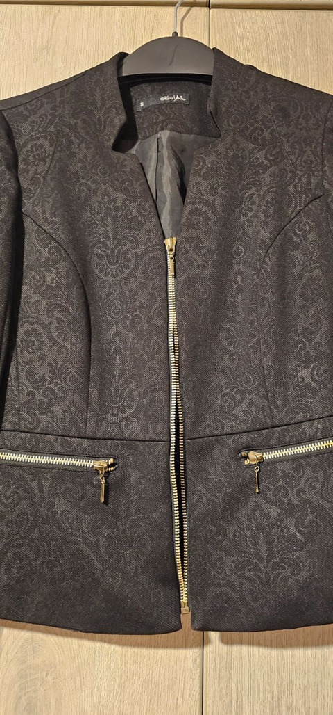 Chaqueta de Brocado Negro con Cierre Dorado