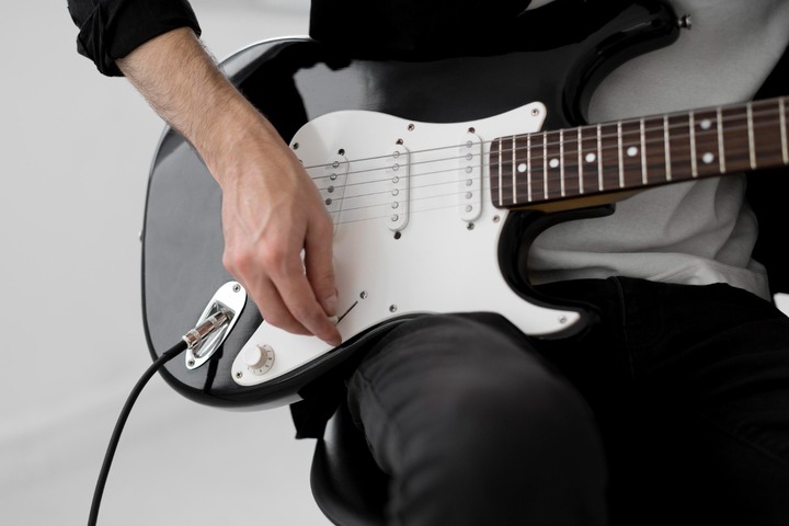 GUITARRA ELÉCTRICA - NIVEL INTERMEDIO - ¡HOY 30% OFF!