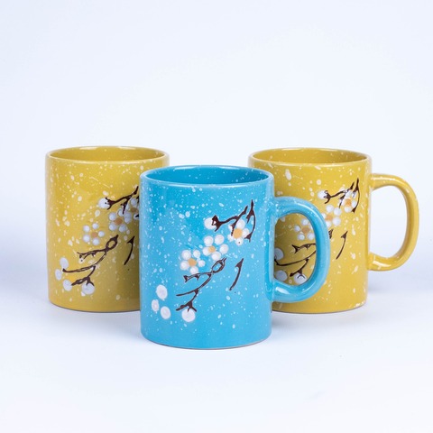 Taza de cerámica con flores blancas