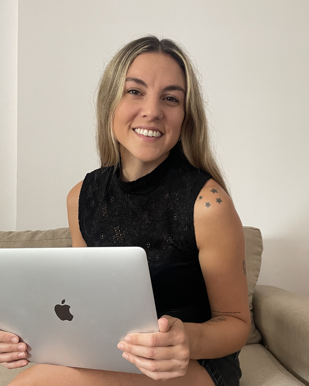 Paula trabajando en contenido y estrategia