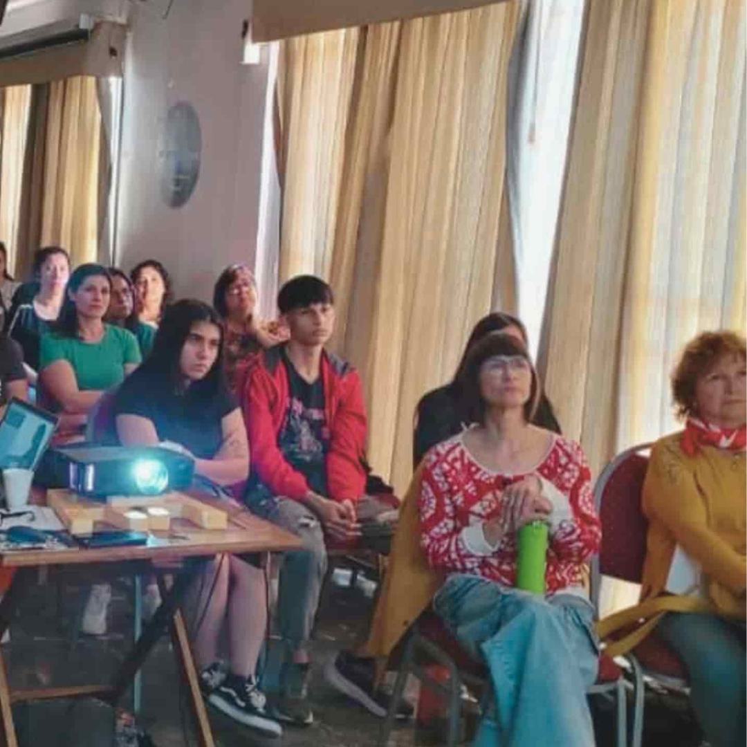 Participantes en taller de sanación emocional impartido por RG Terapias de Luz