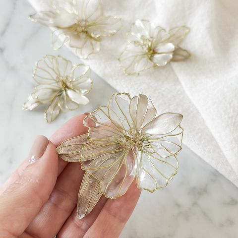 Pins flores con nervaduras y hojas