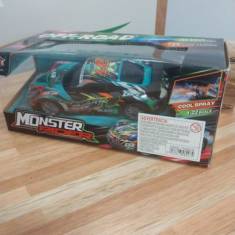 Auto a control remoto con luces y vapor simulando escape