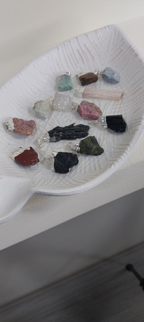 Dijes en bruto diferentes piedras con engarce