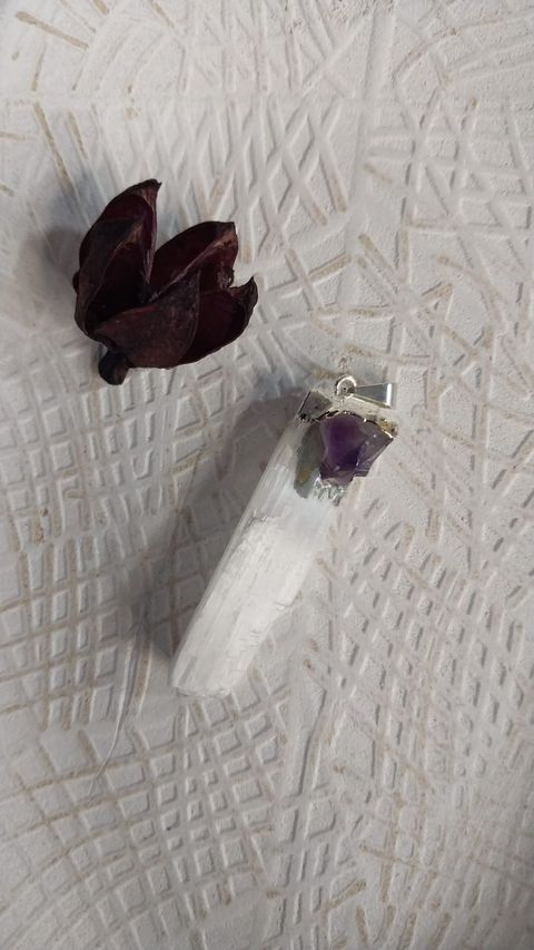 Dije-pico de Selenita con engarce y aplique Cianita azul