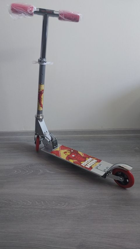 Monopatín metálico de Iron Man 