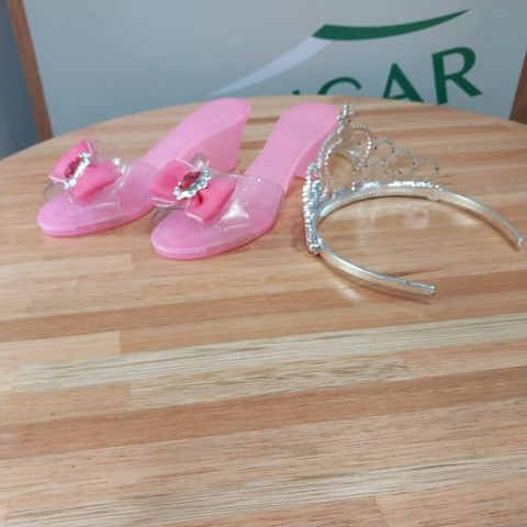 Set infantil de princesa ,con corona y zapatitos de material plástico