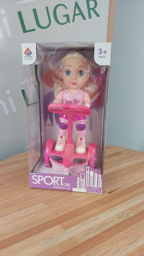 Muñeca en patineta electrónica
