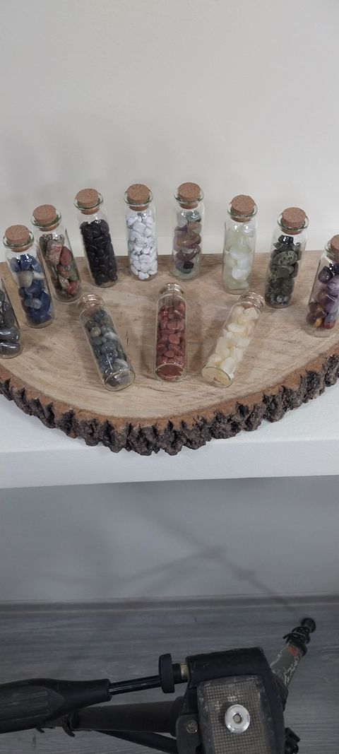 Frasquitos de vidrio, con diferentes tipos de piedras 
