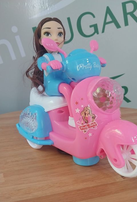Muñeca con moto