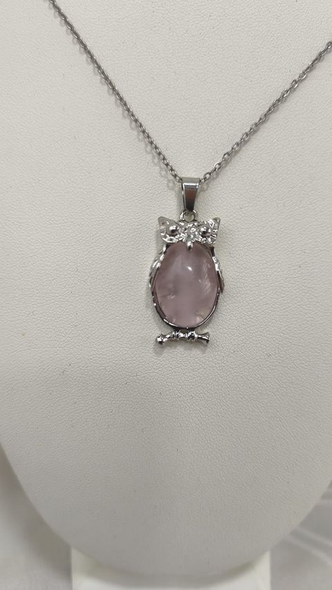 DIJE BUHO EN METAL Y CUARZO ROSA 