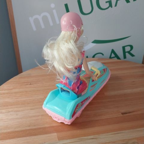 Muñeca en moto de agua