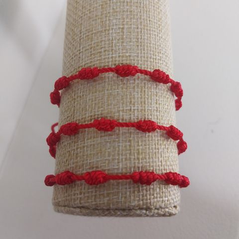 Tres pulseras rojas 7 nudos