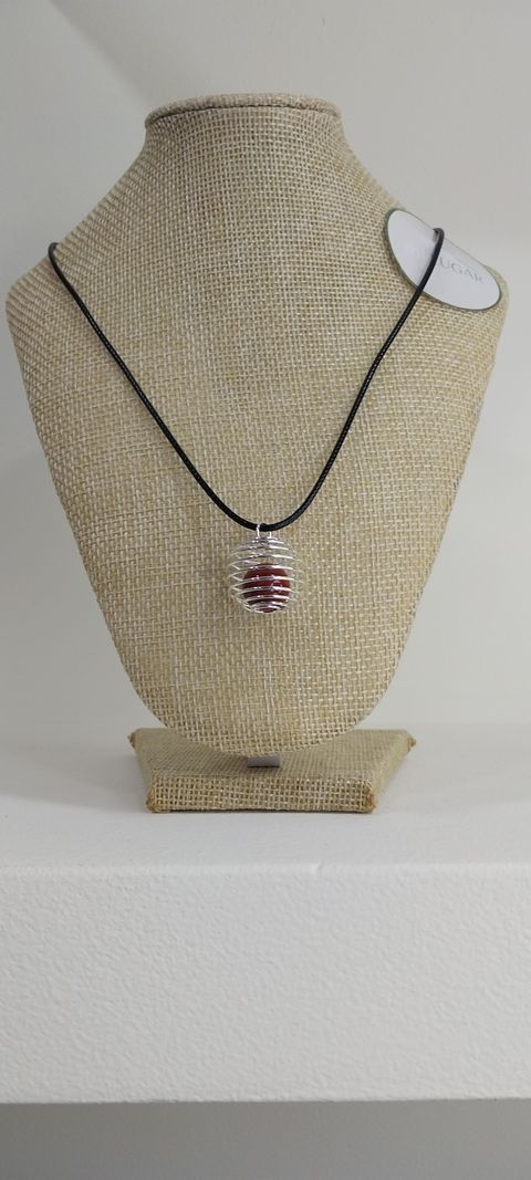 Dije jaula con cordón y piedra de Jape rojo