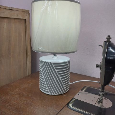 Lampara mesa con pantalla