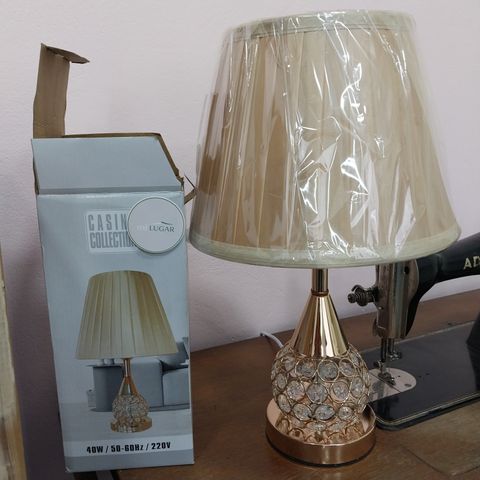 Lampara con esferas de vidrio y led en su base