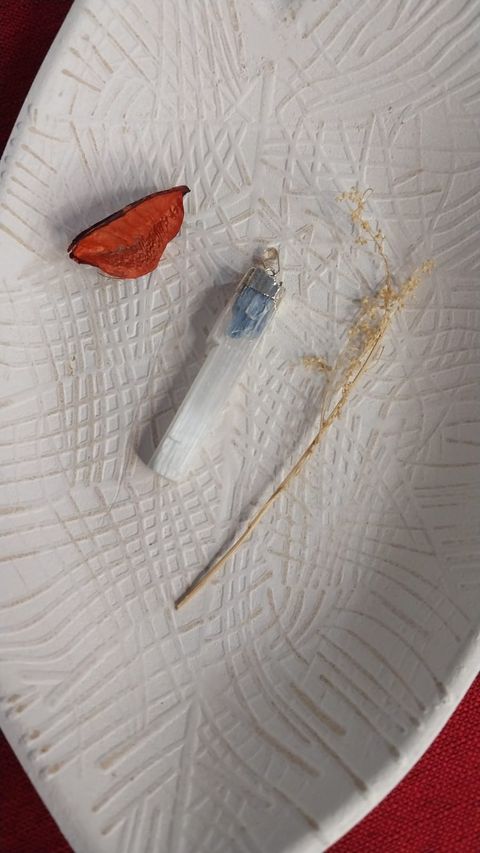 Dije pico de Selenita,con engarce y aplique amatista