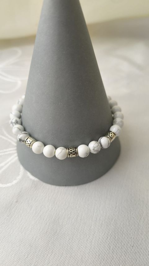 PULSERA EN PIEDRA NATURAL HOWLITA,DIJES CIERRE Y TANZA