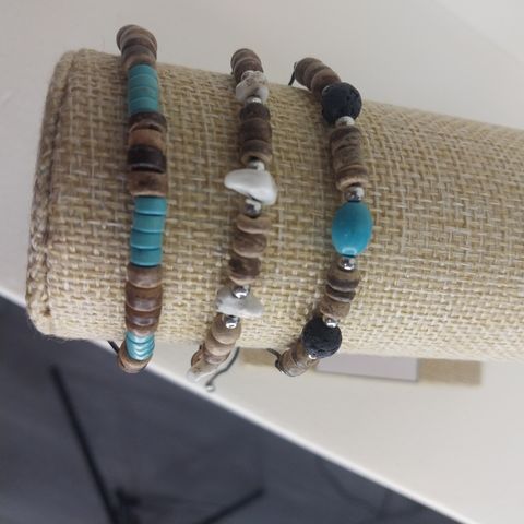 Set de tres pulseras tipo piedras