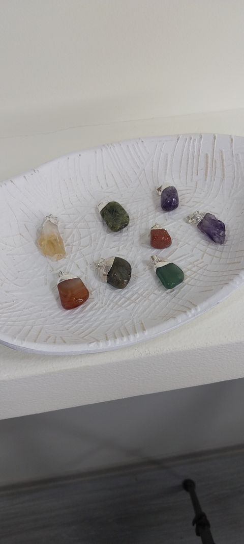 Dijes pulidos diferentes piedras