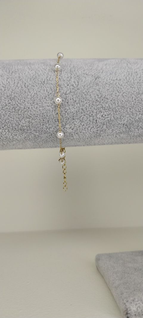 Pulsera dorada y perlas 