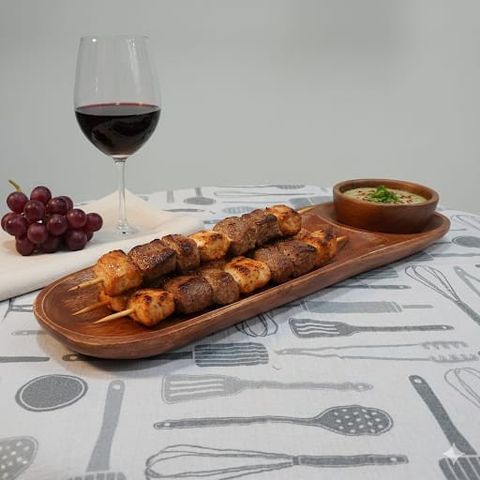 Bandeja oval madera con recipiente para salsas