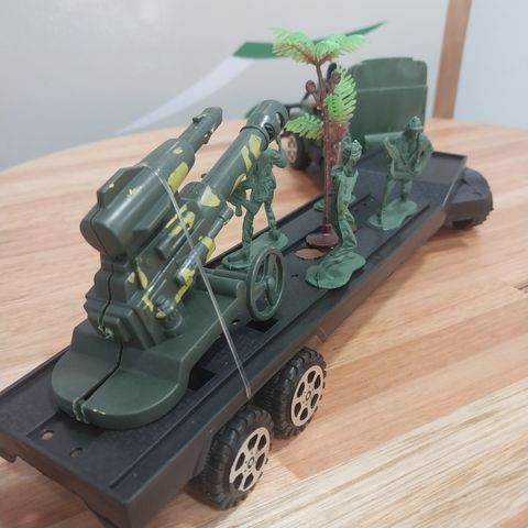 Camión militar con tráiler y accesorios