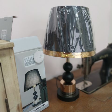 Lampara de mesa de 41cm alto con base y esferas 