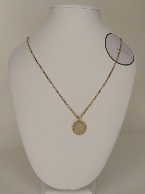 Cadena y dije nácar dorado