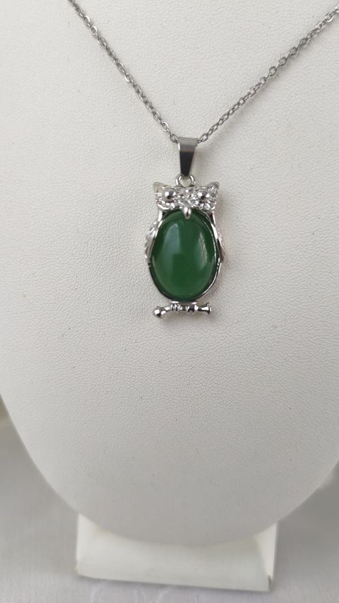 DIJE BUHO EN METAL Y CUARZO VERDE