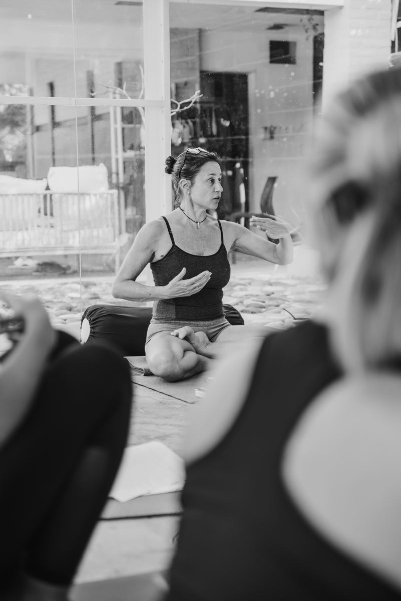 Inés Meneghini enseñando yoga en Córdoba, clase grupal en estudio.